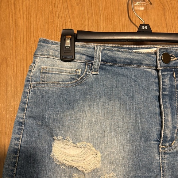 Tinseltown Women's Distressed Denim Shorts with Lace Trim size 15 - Picture 5 of 6